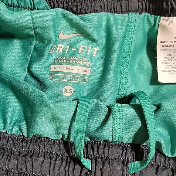 WOMEN'S NIKE DRI-FIT CHARCOAL GRAY AND TALL 3-IN-1 RUNNING SHORTS, SIZE XS - Picture 4 of 7